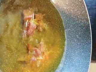 6、麻辣牙签牛肉,起油烧锅，四成油温下锅