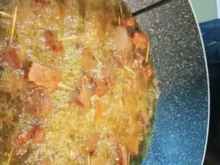 7、麻辣牙签牛肉,转小火给他炸至表皮微干