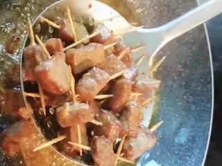 8、麻辣牙签牛肉,然后把他捞出来