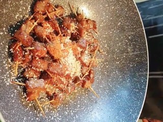 11、麻辣牙签牛肉,放一勺孜然粉，一勺辣椒面，适量芝麻，适量鸡精