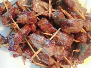 9、麻辣牙签牛肉,放在盘中备用