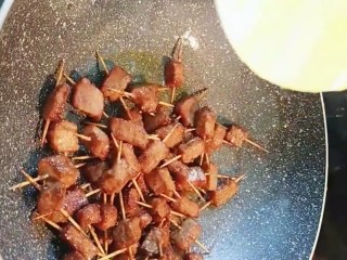 10、麻辣牙签牛肉,然后给他倒入锅里