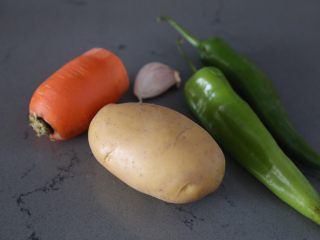 1、尖椒土豆片,材料准备好