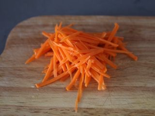 3、尖椒土豆片,胡萝卜切丝