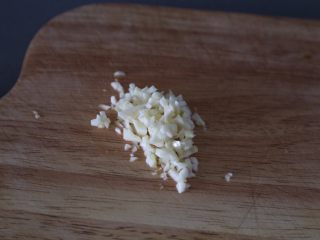 4、尖椒土豆片,蒜切碎末