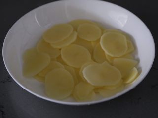 8、尖椒土豆片,捞出沥干