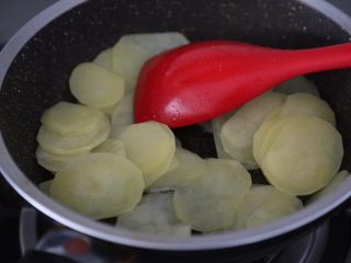 10、尖椒土豆片,煎炒至土豆片微微透明