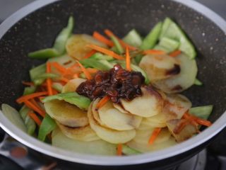 12、尖椒土豆片,再加入黄豆酱和酱油