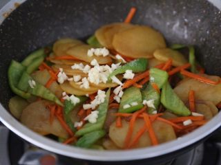 14、尖椒土豆片,再加入碎末翻炒均匀
