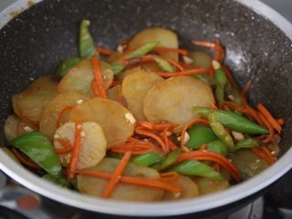 16、尖椒土豆片,翻炒均匀即可