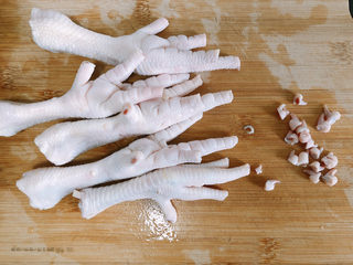 2、虎皮鸡爪,把鸡爪的指甲去掉。