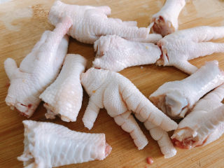 3、虎皮鸡爪,把鸡爪剁成两部分。