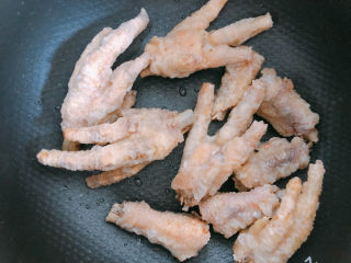 11、虎皮鸡爪,把全部鸡爪放入电饭煲。