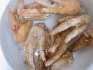 9、虎皮鸡爪,捞出鸡爪之后，放入凉开水里泡发一个小时。