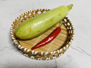 1、醋溜西葫芦,准备好食材