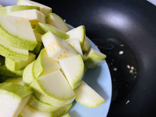 7、醋溜西葫芦,倒入西葫芦