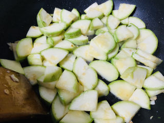 8、醋溜西葫芦,翻炒片刻