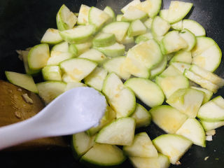 9、醋溜西葫芦,加入适量盐