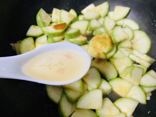 11、醋溜西葫芦,烹入1勺米醋