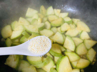 14、醋溜西葫芦,鸡精调味