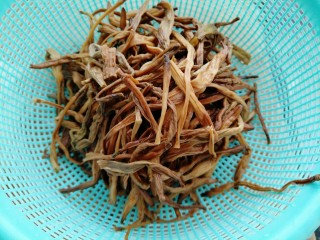 2、黄花菜蛋汤,洗干净备用