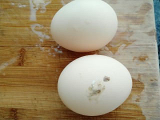 3、黄花菜蛋汤,准备鸡蛋两个
