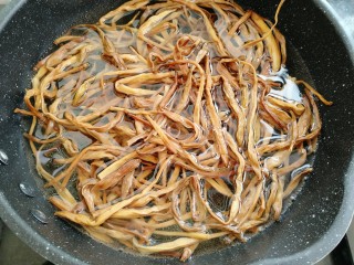 5、黄花菜蛋汤,锅中烧适量水开后放入油和黄花菜