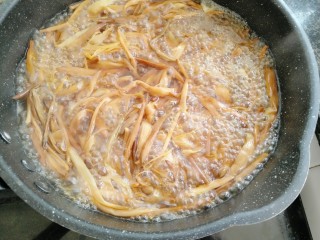 9、黄花菜蛋汤,搅拌均匀