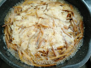 10、黄花菜蛋汤,淋入蛋液