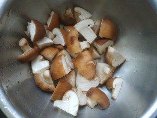 1、香菇肉末豆腐,香菇洗净切小块