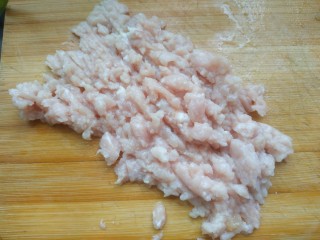 2、香菇肉末豆腐,猪肉剁馅