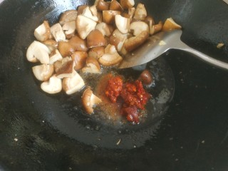 10、香菇肉末豆腐,把香菇铲到一边，放入一勺郫县豆瓣酱