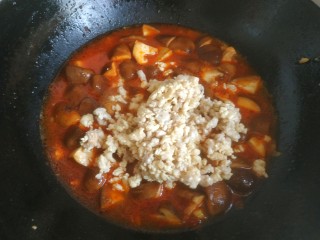 17、香菇肉末豆腐,放入肉馅大火烧开