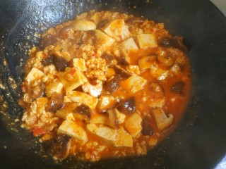 19、香菇肉末豆腐,大火烧开翻炒均匀，撒上葱花，关火出锅