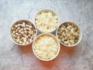 1、茄汁菌菇面,所有菌菇洗干净切碎。