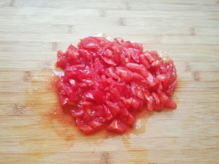 3、茄汁菌菇面,西红柿洗干净去皮切成小块。