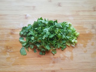 4、茄汁菌菇面,香菜洗干净切碎。