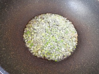 6、茄汁菌菇面,炒锅内倒适量的食用油烧热，下入葱末炒香。