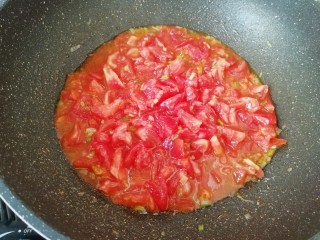 7、茄汁菌菇面,下入西红柿翻炒均匀。