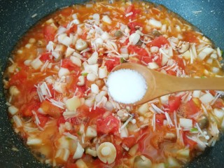 9、茄汁菌菇面,放盐。