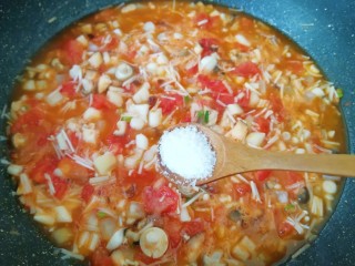 10、茄汁菌菇面,放糖。