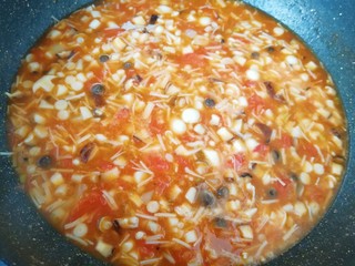 12、茄汁菌菇面,加入一大碗水烧开，小火煮5分钟左右关火。