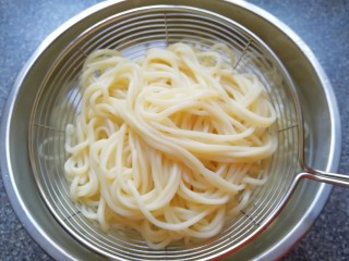 13、茄汁菌菇面,面条煮熟过凉水。