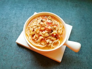 14、茄汁菌菇面,将面条盛入碗里，浇上茄汁菌菇汤。