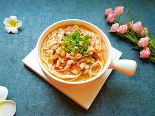 15、茄汁菌菇面,撒上香菜。