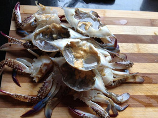 1、四川香辣蟹,把海蟹洗净对切