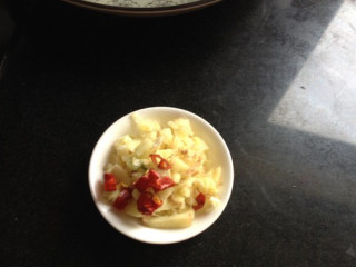 2、四川香辣蟹,姜蒜、辣椒切末