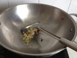 3、四川香辣蟹,起油锅煸炒姜蒜