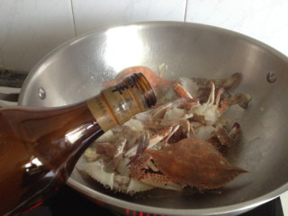 4、四川香辣蟹,放入海蟹煸炒变色，放料酒