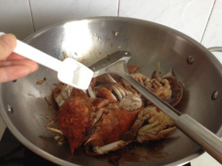 6、四川香辣蟹,放盐和糖